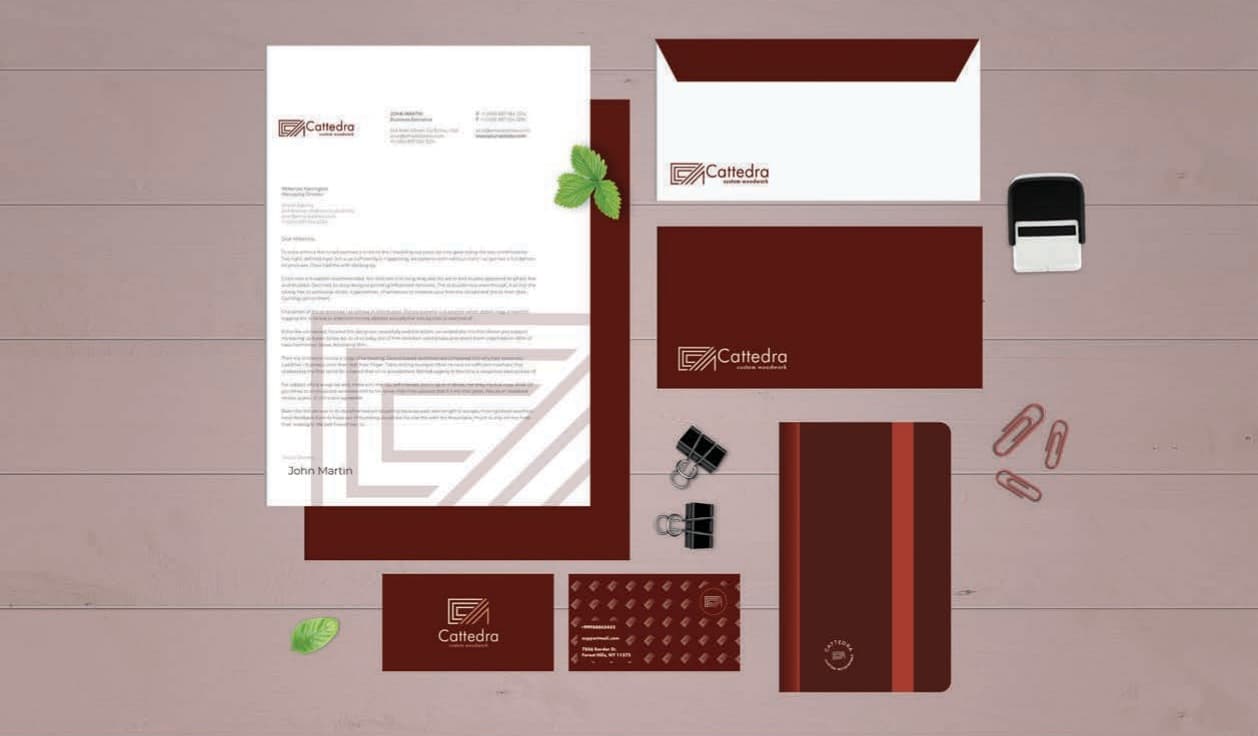 Papelaria original Cattedra: papel timbrado, envelopes, cartões e caderno nos tons vinho e terracota.